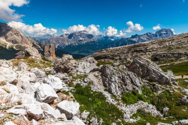 Ulusal park, taşlı yürüyüş manzarası, beş kule, Dolomitler Alp Dağları