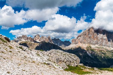 Ulusal park, taşlı yürüyüş manzarası, beş kule, Dolomitler Alp Dağları