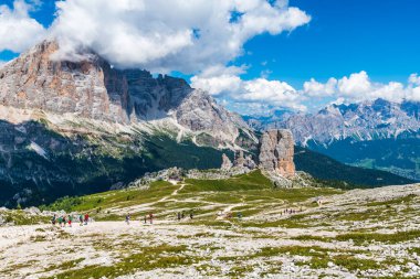 Dolomitler 'in Alp Dağları' nda doğa yürüyüşü
