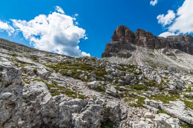 Ulusal park, taşlı yürüyüş manzarası, beş kule, Dolomitler Alp Dağları