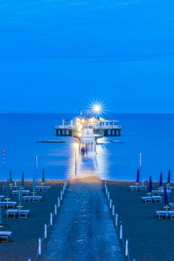 Lignano Pineta Sahili ve deniz manzarası, Udine ili, İtalya 