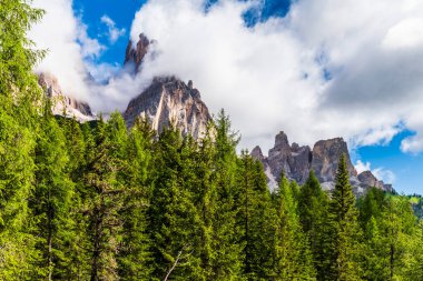Sorapis Gölü ve yeşil İskoçya, İtalya