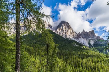 Sorapis Gölü ve yeşil İskoçya, İtalya
