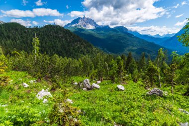 Sorapis Gölü ve yeşil İskoçya, İtalya