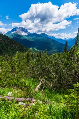 Sorapis Gölü ve yeşil İskoçya, İtalya