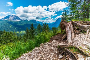 Sorapis Gölü ve yeşil İskoçya, İtalya
