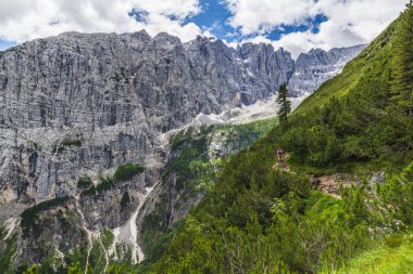 Sorapis Gölü ve yeşil İskoçya, İtalya
