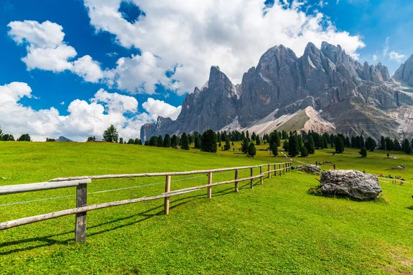 Letni Krajobraz Dolinie Val Funes Santa Maddalena Village Region Trentino — Zdjęcie stockowe