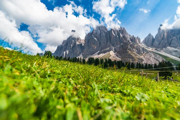 Kayalık Dağlar Val Funes Vadisinde Yaz Manzarası Santa Maddalena Köyü — Stok fotoğraf