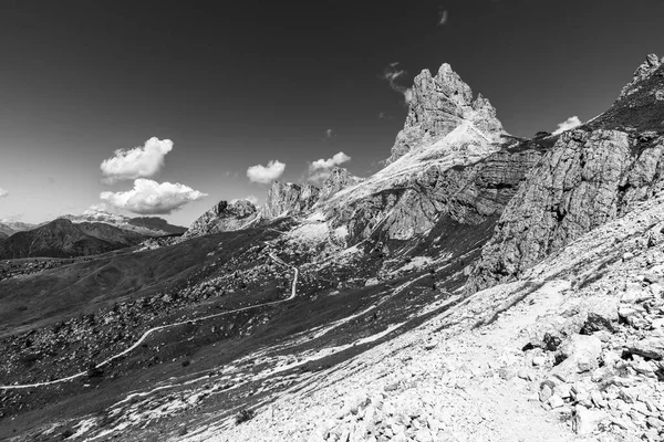 国立公園 ハイキングの自然の白黒写真ドロマイトアルプス山脈 — ストック写真