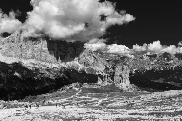 黒と白の写真 ハイキング石の風景 5つの塔 ドロマイトアルプス山脈 — ストック写真