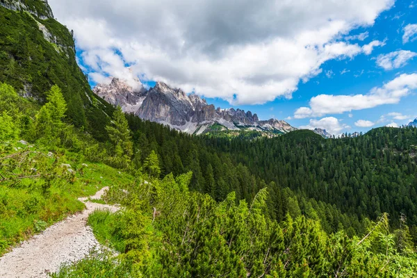 ソラピス湖と緑の高地 イタリア — ストック写真