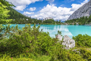 Sorapis Gölü ve yeşil İskoçya, İtalya
