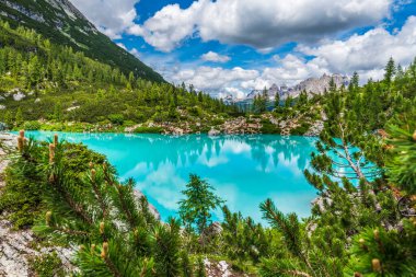 Sorapis Gölü ve yeşil İskoçya, İtalya