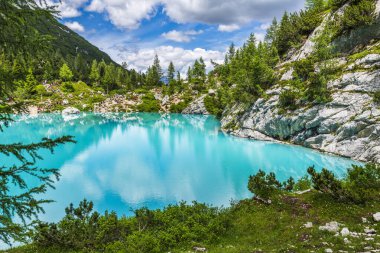 Sorapis Gölü ve yeşil İskoçya, İtalya