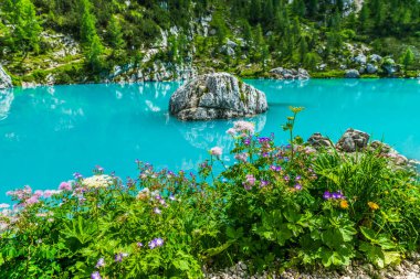 Sorapis Gölü ve yeşil İskoçya, İtalya