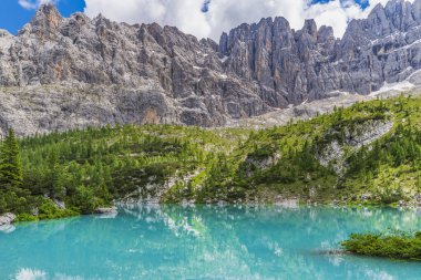 Sorapis Gölü ve yeşil İskoçya, İtalya