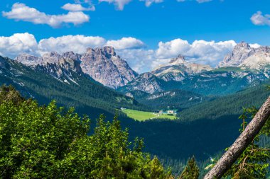 Sorapis Gölü ve yeşil İskoçya, İtalya