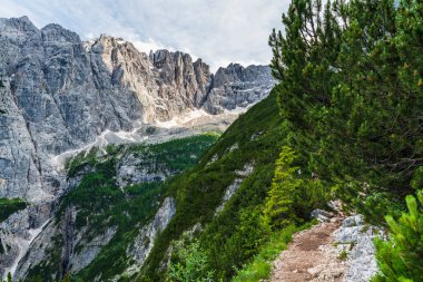 İtalya 'nın Veneto bölgesindeki dağlık arazi manzarası 