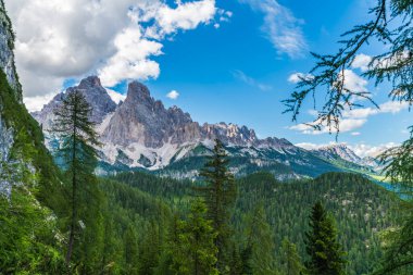 İtalya 'nın Veneto bölgesindeki dağlık arazi manzarası 