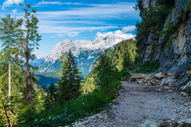 İtalya 'nın Veneto bölgesindeki dağlık arazi manzarası 