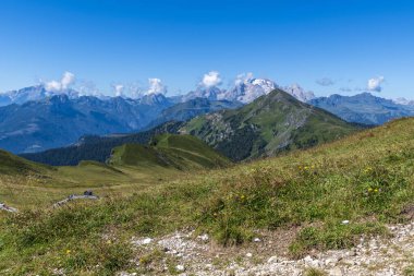 Doğa dağlarda, yürüyüş yapan Dolomitler Alp Dağları