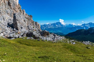 Doğa dağlarda, yürüyüş yapan Dolomitler Alp Dağları