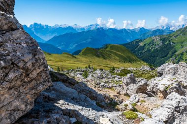Doğa dağlarda, yürüyüş yapan Dolomitler Alp Dağları