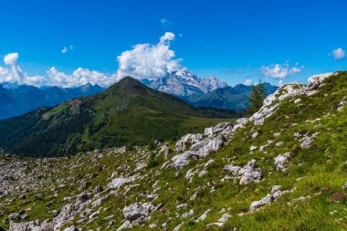 Doğa dağlarda, yürüyüş yapan Dolomitler Alp Dağları