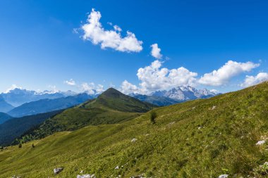 Doğa dağlarda, yürüyüş yapan Dolomitler Alp Dağları