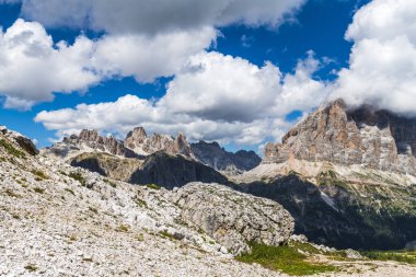 Yaz doğası, dağ manzarası, Dolomitler Alp Dağları.