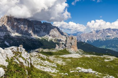 Yaz doğası, dağ manzarası, Dolomitler Alp Dağları.