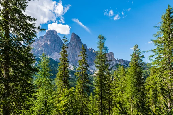 İtalya 'nın Veneto bölgesindeki dağlık arazi manzarası 