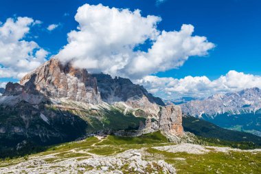 Yaz doğası, dağ manzarası, Dolomitler Alp Dağları.