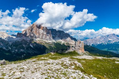 Yaz doğası, dağ manzarası, Dolomitler Alp Dağları.