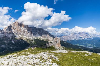 Yaz doğası, dağ manzarası, Dolomitler Alp Dağları.