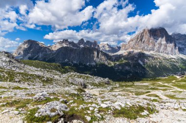 Yaz doğası, dağ manzarası, Dolomitler Alp Dağları.
