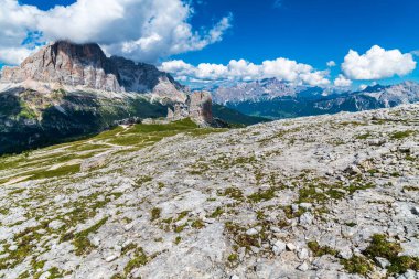 Yaz doğası, dağ manzarası, Dolomitler Alp Dağları.