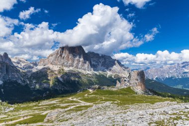 Yaz doğası, dağ manzarası, Dolomitler Alp Dağları.