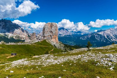 Yaz doğası, dağ manzarası, Dolomitler Alp Dağları.