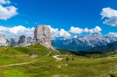 Yaz doğası, dağ manzarası, Dolomitler Alp Dağları.