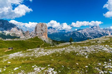 Yaz doğası, dağ manzarası, Dolomitler Alp Dağları.