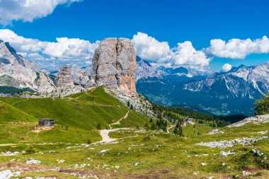 Yaz doğası, dağ manzarası, Dolomitler Alp Dağları.