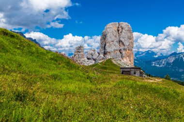 Yaz doğası, dağ manzarası, Dolomitler Alp Dağları.
