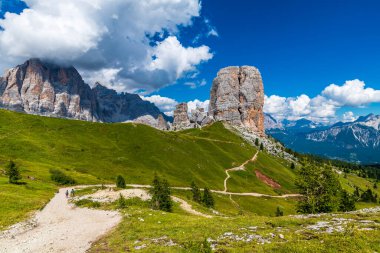 Yaz doğası, dağ manzarası, Dolomitler Alp Dağları.