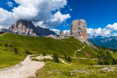 Yaz doğası, dağ manzarası, Dolomitler Alp Dağları.