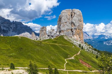 Yaz doğası, dağ manzarası, Dolomitler Alp Dağları.