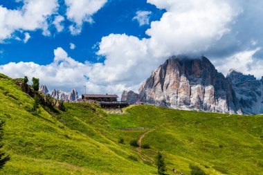 Yaz doğası, dağ manzarası, Dolomitler Alp Dağları.