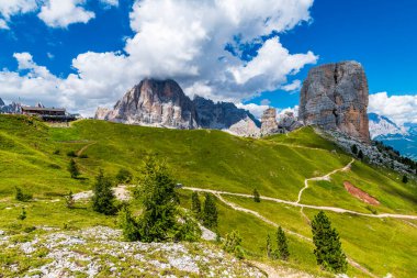 Yaz doğası, dağ manzarası, Dolomitler Alp Dağları.