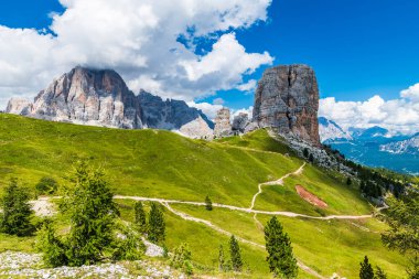 Yaz doğası, dağ manzarası, Dolomitler Alp Dağları.